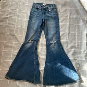 Shyanne wide leg distresses jeans 
26w 34 l